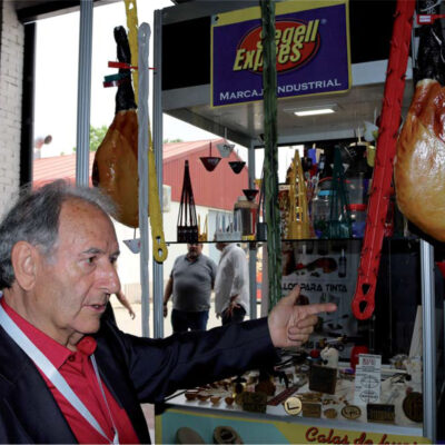 Jordi Vila, en FIC Guijuelo, mostrando alguna de las novedades de Segell Expres durante su visita al stand